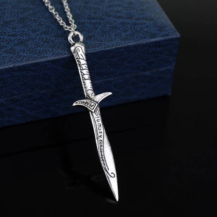 Fantasy Sword Pendant Necklace – Ornate Blade Charm for Cosplay & Gothic Style