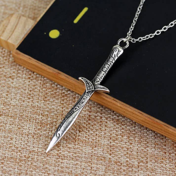 Fantasy Sword Pendant Necklace – Ornate Blade Charm for Cosplay & Gothic Style